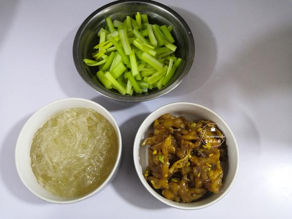 提高免疫力增强体质~芹菜鸡肉炒粉条