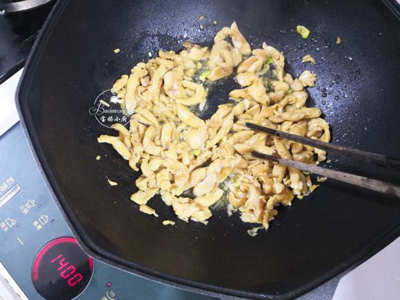提高免疫力增强体质~芹菜鸡肉炒粉条