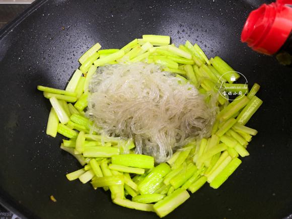 提高免疫力增强体质~芹菜鸡肉炒粉条