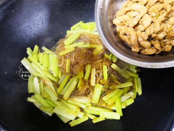 提高免疫力增强体质~芹菜鸡肉炒粉条