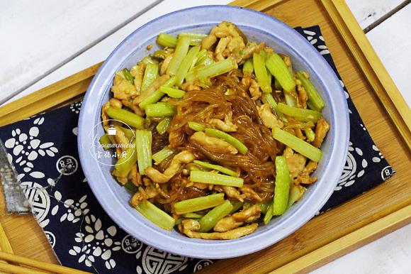提高免疫力增强体质~芹菜鸡肉炒粉条