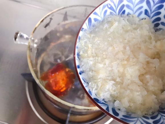 桃胶金燕耳苹果甜汤～清热健胃、增强免疫力佳品