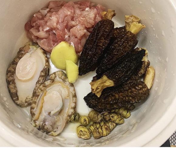 滋阴提高免疫力鲍鱼石斛羊肚菌瘦肉汤的做法