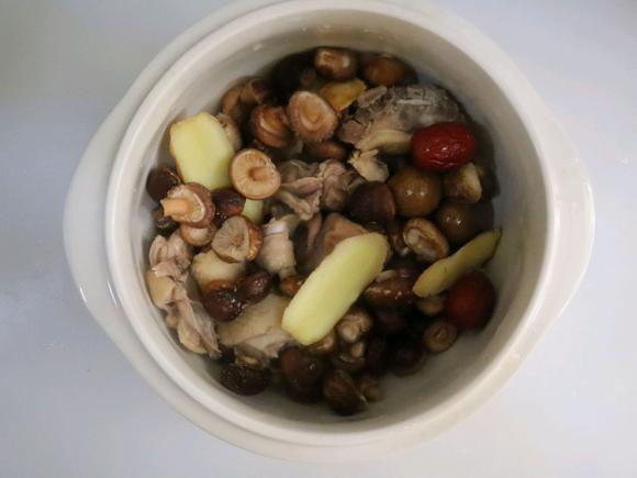 提高机体免疫力：隔水清炖香菇鸡汤