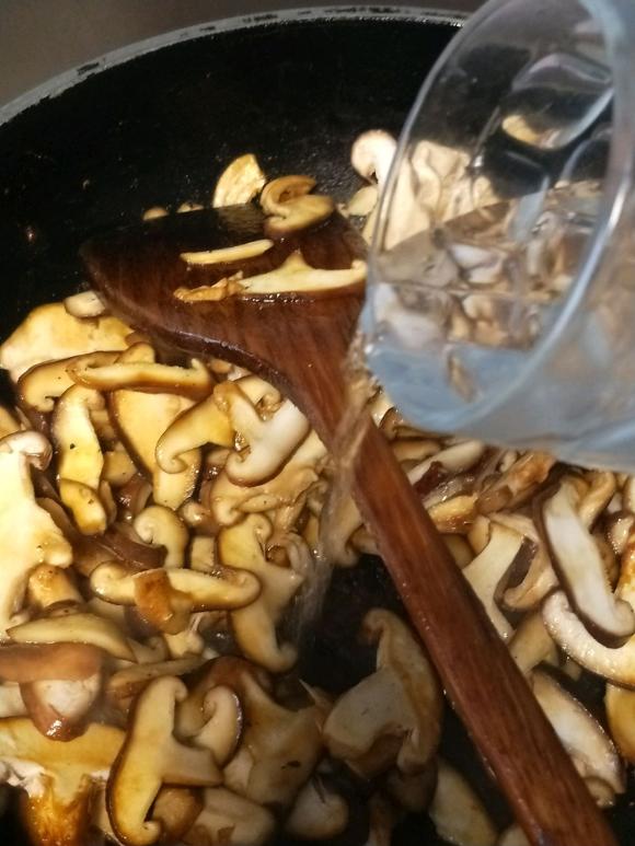 提高免疫力：炒香菇片