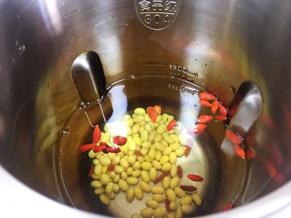 黄豆和它是绝配，可以提高机体免疫力，还能降血脂-黄豆枸杞豆浆的做法
