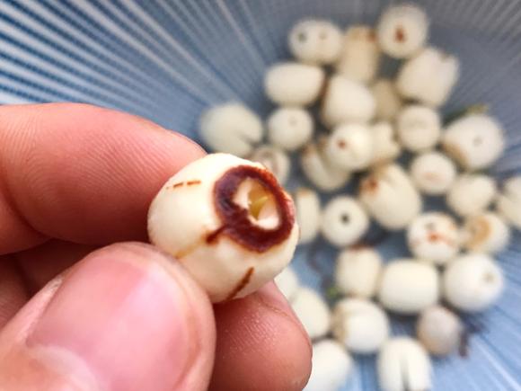 美白护肤提高免疫力：银耳莲子羹