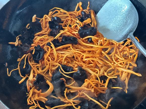 虫草花炒鸡胸肉：提高免疫力的食用菌盛宴！