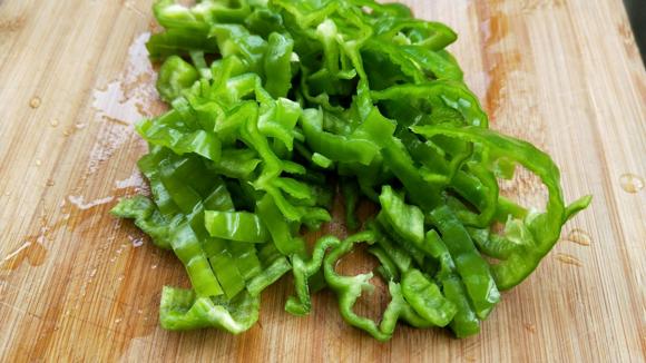 提高免疫力的食谱-青椒炒双菇(免疫力提升好菜)