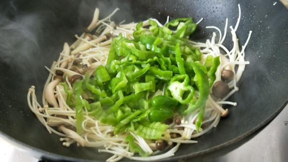 提高免疫力的食谱-青椒炒双菇(免疫力提升好菜)