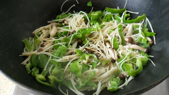 提高免疫力的食谱-青椒炒双菇(免疫力提升好菜)