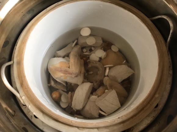 增强免疫力：淮山芡实炖鹧鸪