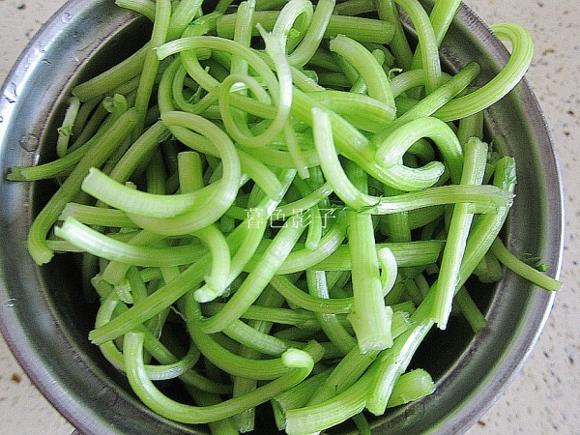 夏季清热去火养胃肠：凉拌茼蒿