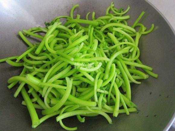 夏季清热去火养胃肠：凉拌茼蒿