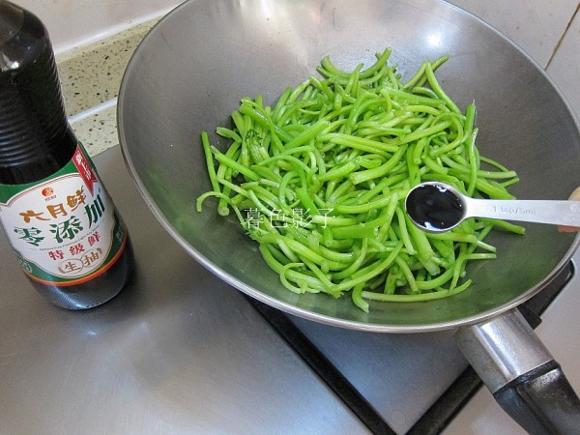 夏季清热去火养胃肠：凉拌茼蒿