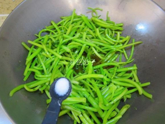 夏季清热去火养胃肠：凉拌茼蒿