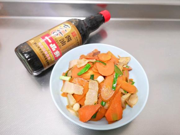 提升免疫力：五花肉炒胡萝卜片