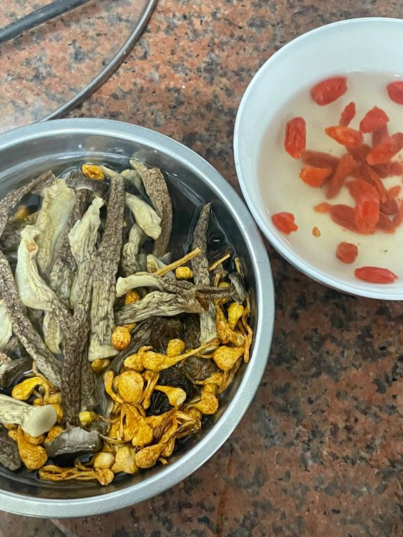增强免疫力养生汤：羊肚菌乌鸡汤