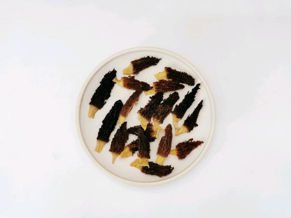 增强免疫力～羊肚菌炖鸡汤的做法