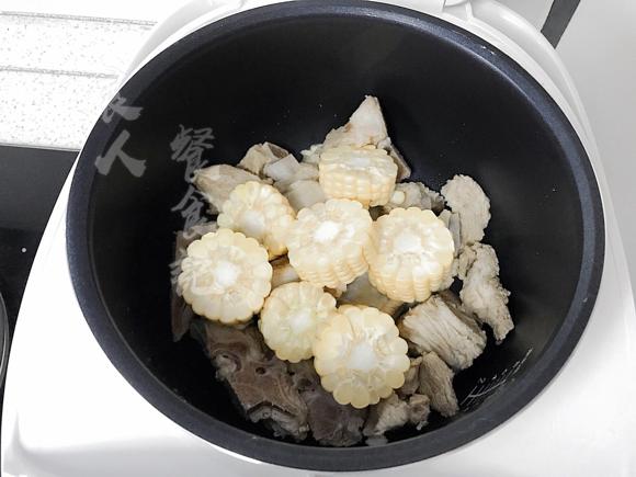抗肿瘤抗血脂血栓、抗氧化、增强免疫力：竹荪玉米炖排骨