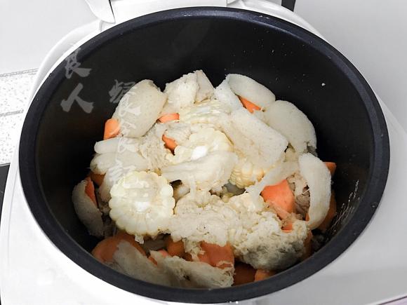 抗肿瘤抗血脂血栓、抗氧化、增强免疫力：竹荪玉米炖排骨