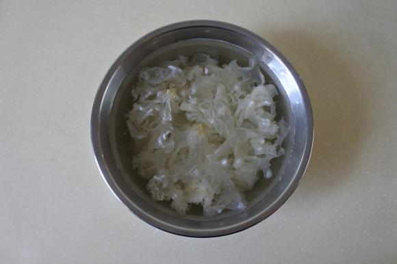 感冒伤肺了怎么办?吃银耳雪梨百合甜汤-润肺止咳又能增强免疫力 感冒伤肺了怎么办?吃银耳雪梨百合甜汤-润肺止咳又能增强免疫力