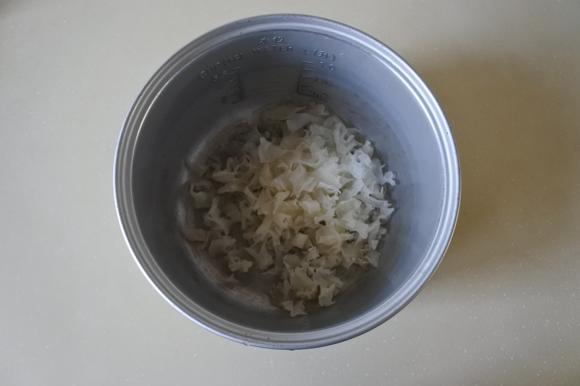 感冒伤肺了怎么办?吃银耳雪梨百合甜汤-润肺止咳又能增强免疫力 感冒伤肺了怎么办?吃银耳雪梨百合甜汤-润肺止咳又能增强免疫力