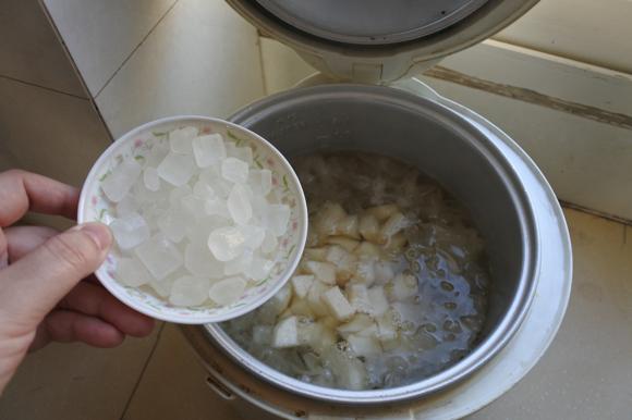 感冒伤肺了怎么办?吃银耳雪梨百合甜汤-润肺止咳又能增强免疫力 感冒伤肺了怎么办?吃银耳雪梨百合甜汤-润肺止咳又能增强免疫力