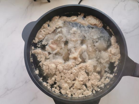 羊肉焖饭，肉鲜饭香，常吃还能增强身体免疫力