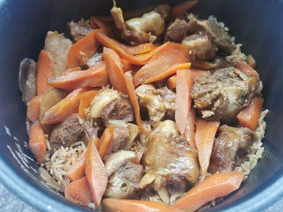 羊肉焖饭，肉鲜饭香，常吃还能增强身体免疫力