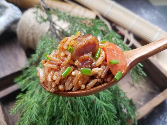 羊肉焖饭，肉鲜饭香，常吃还能增强身体免疫力