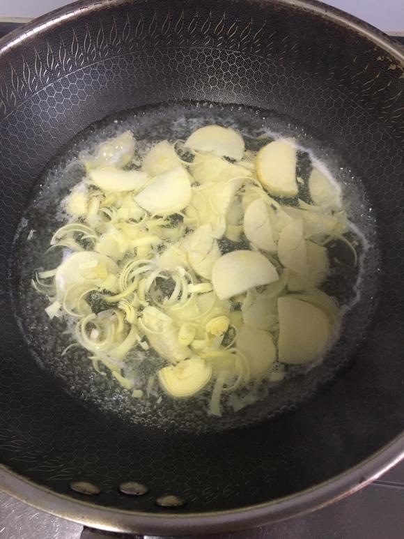 炖鸡肉不老的秘诀~冬菇养生鲜鸡汤(增强免疫力) 炖鸡肉不老的秘诀~冬菇养生鲜鸡汤(增强免疫力)