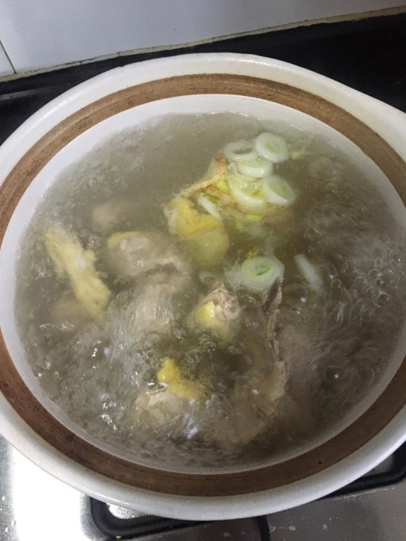 炖鸡肉不老的秘诀~冬菇养生鲜鸡汤(增强免疫力) 炖鸡肉不老的秘诀~冬菇养生鲜鸡汤(增强免疫力)