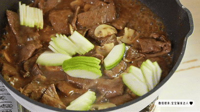 宝宝辅食点心：口蘑西葫芦炒牛肉